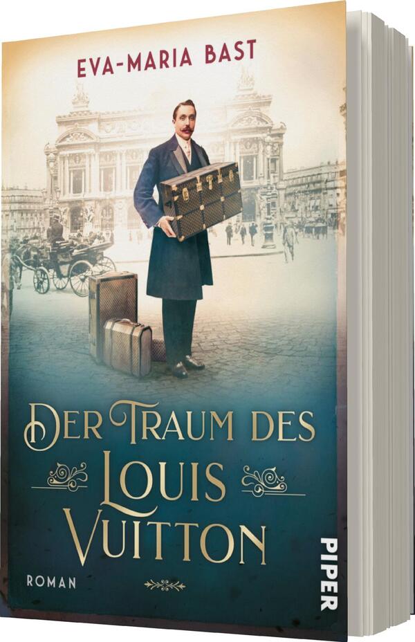 Das Buchcover zeigt eine historische Szene mit einem Mann in einem dunkelblauen Anzug, der einen Koffer in der rechten Hand hält. Im Hintergrund sind stilisierte Gebäude und Pferdefuhrwerke zu sehen, die eine städtische Atmosphäre schaffen. Der Titel „Der Traum des Louis Vuitton“ ist in einer eleganten, goldenen Typografie zentral platziert, während der Autorennamen „Eva-Maria Bast“ oben in einer schlichten Schrift steht. Der Farbton des Covers ist in sanften, nostalgischen Blau- und Beigetönen gehalten.