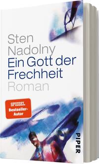 Das Buchcover zeigt eine dynamische, abstrakte Illustration in sanften Blautönen, die eine fließende Bewegung vermittelt. In der oberen linken Ecke steht in großer, klarer Schrift der Autorenname „Sten Nadolny“. Darunter folgt der Titel „Ein Gott der Frechheit“ in einem markanten Schriftzug, gefolgt von dem Wort „Roman“ in kleinerer Schrift. Ein rotes Label mit dem Text „SPIEGEL-Bestseller-Autor“ hebt sich durch seine Farbgebung ab und sorgt für Aufmerksamkeit. Der Verlagstitel „PIPER“ ist am unteren Rand in schlichter Schrift platziert.