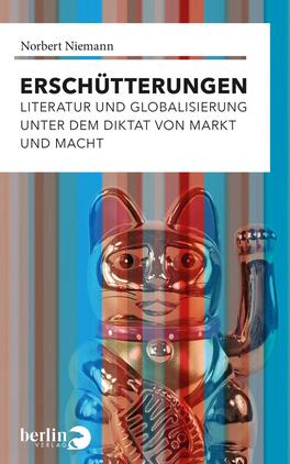 Das Buchcover zeigt eine farbenfrohe, grafische Gestaltung mit vertikalen Streifen in Blau-, Rot- und Brauntönen. In der Mitte ist eine stilisierte, glänzende Figur eines Katzenhaushalts aus Metall zu sehen, die melancholisch wirkt. Oben in weißer, klarer Schrift steht der Titel „ERSCHÜTTERUNGEN“. Darunter ist der Untertitel „LITERATUR UND GLOBALISIERUNG UNTER DEM DIKTAT VON MARKT UND MACHT“ in kleinerer Schriftgröße angeordnet. Der Autorennamen Norbert Niemann ist ebenfalls prominent platziert.