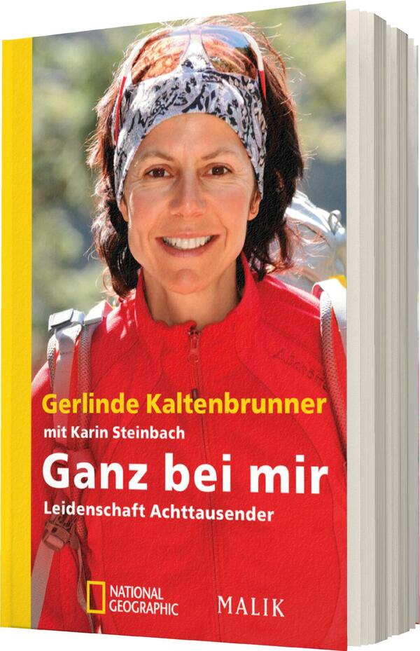 Das Buchcover zeigt ein portraithaftes Foto einer lächelnden Frau mit braunen Haaren, die einen roten Anorak trägt und einen grauen Schal um den Hals hat. Der Hintergrund ist unscharf, wodurch die Protagonistin stark hervorsticht. Oben steht in gelber Schrift „Gerlinde Kaltenbrunner mit Karin Steinbach“. Darunter ist der Titel „Ganz bei mir“ in weißer, auffälliger Schrift platziert, gefolgt von dem Untertitel „Leidenschaft Achttausender“. Das Cover vermittelt eine freundliche, ansprechende Atmosphäre.