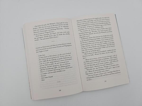 Außenansicht des Buches „Heldin der Gezeiten – Eine Schwimmerin. Ein Ziel. Ein weltweiter Erfolg.“
