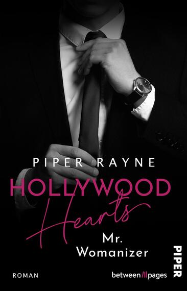 Das Buchcover zeigt einen eleganten Mann in einem Anzug, der mit einer Hand seine Krawatte adjustiert. Der Hintergrund ist in tiefem Schwarz gehalten, was eine geheimnisvolle Atmosphäre schafft. Der Titel „HOLLYWOOD Hearts“ ist in großen, pinken Buchstaben prominent platziert, während der Untertitel „Mr. Womanizer“ in schlichterer, weißer Schrift darunter steht. Der Autorname „Piper Rayne“ befindet sich am oberen Rand in Weiß. Das Cover vermittelt einen modernen, glamourösen Eindruck.