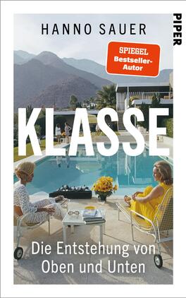 Das Buchcover zeigt zwei Frauen in einem modernen Ambiente am Pool, umgeben von Bergen im Hintergrund. Die Farbpalette umfasst helle Töne und Grüntöne, die eine einladende Atmosphäre schaffen. Der Titel „KLASSE“ ist prominent in großen, weißen Buchstaben platziert, während der Untertitel „Die Entstehung von Oben und Unten“ in kleinerer Schrift dargestellt ist. Oben rechts befindet sich ein rotes Feld mit dem Text „SPIEGEL-Bestseller-Autor“.