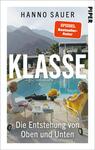 Das Buchcover zeigt zwei Frauen in einem modernen Ambiente am Pool, umgeben von Bergen im Hintergrund. Die Farbpalette umfasst helle Töne und Grüntöne, die eine einladende Atmosphäre schaffen. Der Titel „KLASSE“ ist prominent in großen, weißen Buchstaben platziert, während der Untertitel „Die Entstehung von Oben und Unten“ in kleinerer Schrift dargestellt ist. Oben rechts befindet sich ein rotes Feld mit dem Text „SPIEGEL-Bestseller-Autor“.
