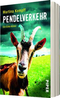 Das Buchcover zeigt eine Ziegentieraufnahme mit einem auffälligen, neugierigen Gesicht im Vordergrund. Der Hintergrund ist ein Landschaftsbild mit grünen Wiesen und einem bewölkten Himmel, was eine spannende, ländliche Atmosphäre vermittelt. Der Titel „PENDELVERKEHR“ ist in großer, weißer Schrift zentriert, während der Untertitel „Ein Eifel-Krimi“ in kleinerer, gelber Schrift unter dem Titel steht. Der Name der Autorin, Martina Kempff, erscheint oben auf dem Cover in klarer Schrift.