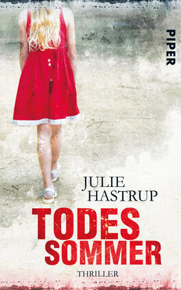 Das Buchcover zeigt ein Mädchen mit langen blonden Haaren, das von hinten in einem hellen, grauen Umfeld steht. Sie trägt ein rotes Kleid mit weißen Akzenten. Der Titel „TODESSOMMER“ ist in großen, auffälligen roten Buchstaben am unteren Rand platziert, während der Name der Autorin, „JULIE HASTRUP“, in kleinerer, schwarzer Schrift darüber steht. Die Gesamtatmosphäre wirkt geheimnisvoll und düster, passend zu dem Genre Thriller.