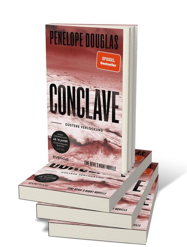 Bücherstapel des Buches „Conclave – Düstere Verlockung“