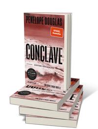 Bücherstapel des Buches „Conclave – Düstere Verlockung“