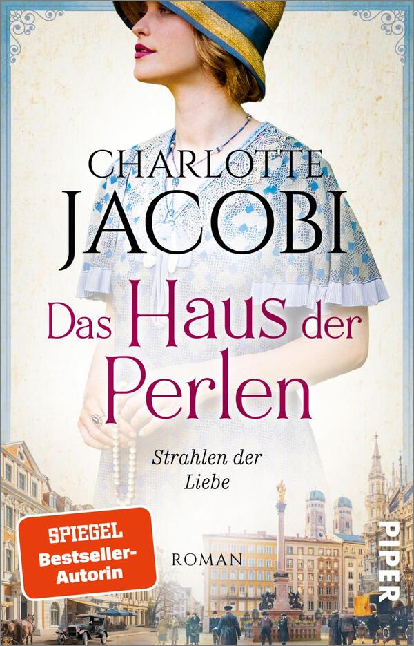 Das Buchcover zeigt eine Frau mit einem blauen Hut und einem weißen Kleid, das fein gearbeitete Details aufweist. Der Hintergrund ist eine impressionistische Stadtlandschaft mit historischen Gebäuden und sanften Pastelltönen. Oben steht in großen, eleganten Buchstaben „CHARLOTTE JACOBI“, während der Titel „Das Haus der Perlen“ in auffälligem Pink hervorgehoben ist. Darunter steht in kleinerer Schrift „Strahlen der Liebe“. Rechts unten befindet sich das Verlagslogo „PIPER“ und ein Hinweis auf die Autorin als „SPIEGEL-Bestseller-Autorin“.