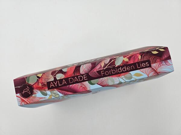 Außenansicht des Buches „Forbidden Lies“