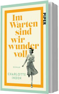 Das Buchcover zeigt einen cremefarbenen Innenbereich mit einem orangefarbenen Rahmen und einem hellmintgrünen Außenrand. Zentral steht der Titel in großen, serifenbetonten, orangefarbenen Zeilen Im Warten sind wir wundervoll. Darunter ein schwarzweißes Foto einer lächelnden, schwungvoll gehenden Frau im 1950er-Kleid. Klein in Mint steht das Wort Roman und der Autorenname Charlotte Inden. Gesamtwirkung: nostalgisch, optimistisch und beschwingt.