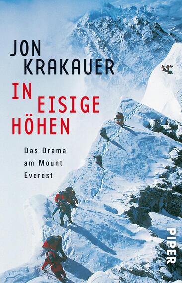 Das Buchcover zeigt eine schneebedeckte Gebirgslandschaft mit steilen, eisigen Hängen, die durch den blauen Himmel und die majestätischen Gipfel im Hintergrund betont werden. In der unteren Bildhälfte sind mehrere Bergsteiger zu sehen, die sich mühsam den steilen Weg hinauf kämpfen. Der Titel „IN EISIGE HÖHEN“ ist in markanter roter Schrift gehalten, während der Name des Autors Jon Krakauer in dunkler, gut leserlicher Schrift darüber steht. Darunter steht der Untertitel „Das Drama am Mount Everest“.