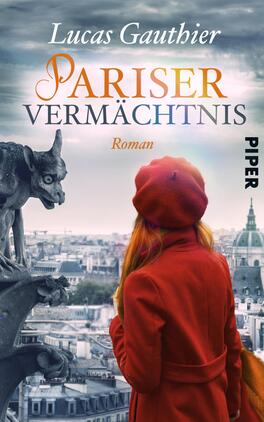 Das Buchcover zeigt einen Blick auf die Stadt Paris mit dramatischem Himmel. Im Vordergrund steht eine Person mit roter Jacke und Mütze, die von hinten zu sehen ist. Neben ihr thront eine steinerne Figur, möglicherweise eine Gargoyle. Der Titel „PARISER VERMÄCHTNIS“ ist in orangefarbenen und schwarzen Buchstaben elegant gestaltet, während der Untertitel „Roman“ darunter in kleinerer Schrift erscheint. Der Verlag „PIPER“ ist in vertikaler Schrift auf der rechten Seite platziert. Die Gesamtatmosphäre vermittelt Spannung und Neugier.