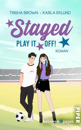 Das Buchcover zeigt die Autorennamen Trisha Brown und Karla Eklund, den lila Script-Titel „Staged“ und die blaue Großbuchstaben-Subtitle „PLAY IT OFF!“ mit Sternmotiven sowie den Hinweis „Roman“. Im Vordergrund zwei junge Figuren auf einem gelben Fußballfeld vor einem Stadion: ein Junge in weißem T‑Shirt und schwarzer Hose mit Ball und ein Mädchen in lila Shirt, schwarzem Minirock und langen dunklen Haaren mit pinken und blauen Strähnen, sie hält ein Mikrofon. Pastelltürkisfarbener, heller Himmel.
