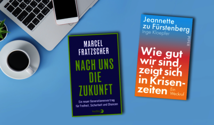 „Nach uns die Zukunft“ von Marcel Fratzscher und „Wie gut wir sind“ von Jeannette zu Fürstenberg liegen auf einem hellblauen Untergrund. Daneben ein Laptop, Smartphone und eine Tasse Kaffee.