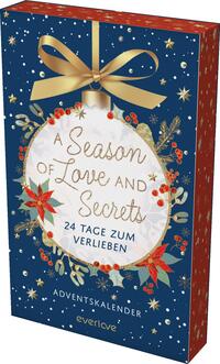 Das Buchcover zeigt einen festlichen Adventskalender mit einem blauen Hintergrund, der von schimmernden, weißen Schneeflocken durchzogen ist. Im Zentrum befindet sich eine große, runde Weihnachtskugel in Weiß, umrahmt von grünen und roten Pflanzenmotiven. Der Titel „A Season of Love and Secrets“ ist in einer eleganten, goldenen Schriftart platziert. Unterhalb steht „24 Tage zum Verlieben“ ebenfalls in goldener Schrift. Ein goldener Schleifenbogen krönt die Kugel und trägt zur festlichen Atmosphäre bei.