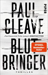 Das Buchcover zeigt einen starken, kontrastreichen grafischen Stil in Schwarz und Weiß. Der Titel „BLUTBRINGER“ ist in großen, fettgedruckten Buchstaben in der Mitte des Covers platziert, darüber steht der Autor „PAUL CLEAVE“ in ähnlicher Schriftgröße, jedoch etwas kleiner. Am unteren Rand befindet sich das Wort „THRILLER“ in einer schlichten, eleganten Schrift. Ein orangefarbener Button mit der Aufschrift „SPIEGEL Bestseller-Autor“ hebt sich deutlich ab und zieht die Aufmerksamkeit auf sich. Die Gesamtatmosphäre vermittelt Spannung und Dramatik.
