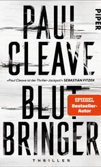 Das Buchcover zeigt einen starken, kontrastreichen grafischen Stil in Schwarz und Weiß. Der Titel „BLUTBRINGER“ ist in großen, fettgedruckten Buchstaben in der Mitte des Covers platziert, darüber steht der Autor „PAUL CLEAVE“ in ähnlicher Schriftgröße, jedoch etwas kleiner. Am unteren Rand befindet sich das Wort „THRILLER“ in einer schlichten, eleganten Schrift. Ein orangefarbener Button mit der Aufschrift „SPIEGEL Bestseller-Autor“ hebt sich deutlich ab und zieht die Aufmerksamkeit auf sich. Die Gesamtatmosphäre vermittelt Spannung und Dramatik.