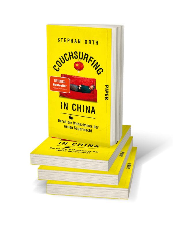 Bücherstapel des Buches „Couchsurfing in China“