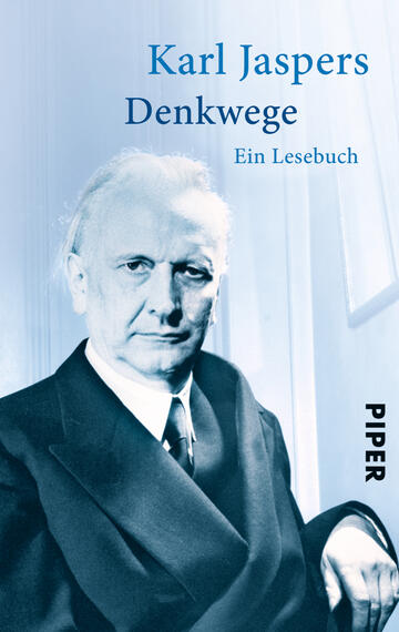 Das Buchcover zeigt ein Porträt von Karl Jaspers, der in einem schwarzen Anzug und mit einer Krawatte abgebildet ist. Der Hintergrund ist in sanften Blautönen gehalten, was eine ruhige und nachdenkliche Atmosphäre schafft. Der Titel „Denkwege“ steht in eleganter Schrift über dem Porträt, gefolgt von „Ein Lesebuch“ in kleinerer Schrift. Am unteren Rand des Covers befindet sich das Logo des Verlags „PIPER“ in neutraler Schrift.