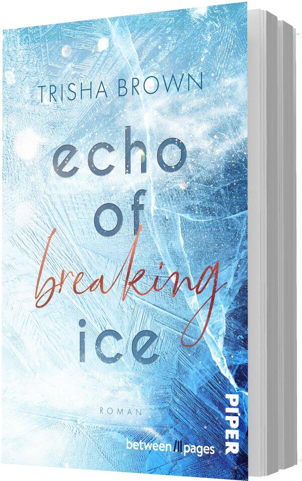 Das Buchcover zeigt eine frostige, eisblau-weiße Oberfläche mit Rissen und Lichtreflexen. Oben steht der Name Trisha Brown in dünner Großschrift. Der Titel ist großteils in gedeckter, runder Kleinbuchstabenschrift („echo of ice“), das Wort „breaking“ hervorstechend in orangefarbener, handschriftlich wirkender Kursivschrift. Atmosphärisch wirkt das Motiv kalt, zerbrechlich und spannungsgeladen. Unten klein die Angabe „Roman“.