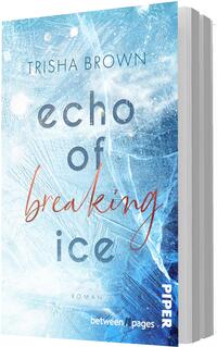 Das Buchcover zeigt eine frostige, eisblau-weiße Oberfläche mit Rissen und Lichtreflexen. Oben steht der Name Trisha Brown in dünner Großschrift. Der Titel ist großteils in gedeckter, runder Kleinbuchstabenschrift („echo of ice“), das Wort „breaking“ hervorstechend in orangefarbener, handschriftlich wirkender Kursivschrift. Atmosphärisch wirkt das Motiv kalt, zerbrechlich und spannungsgeladen. Unten klein die Angabe „Roman“.