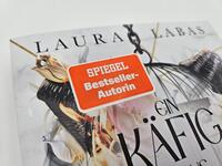 Außenansicht des Buches „Ein Käfig aus Rache und Blut“