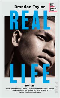 Das Buchcover zeigt ein Porträt eines Mannes mit einem nachdenklichen Ausdruck auf einem hellgrauen Hintergrund. Der Titel „REAL LIFE“ steht in großen, auffälligen blauen Buchstaben, die das Gesicht des Mannes teilweise überlagern. Darunter ist das Wort „Roman“ in kleinerer Schriftgröße zu sehen. Am unteren Rand befindet sich die Preisangabe „PIPER“. Ein Zitat aus der „New York Times Book Review“ beschreibt das Buch als „ein umwerfendes Debüt …“ in geschweiften Anführungszeichen.