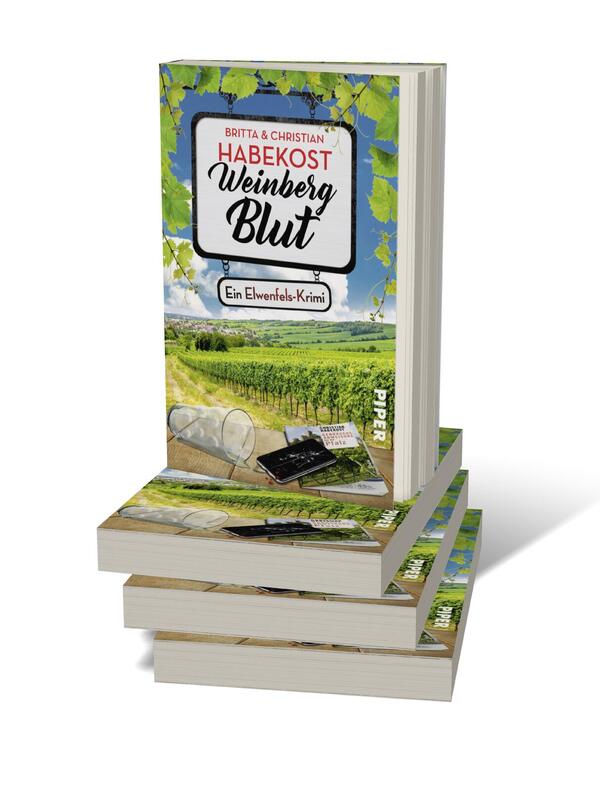 Bücherstapel des Buches „Weinbergblut“