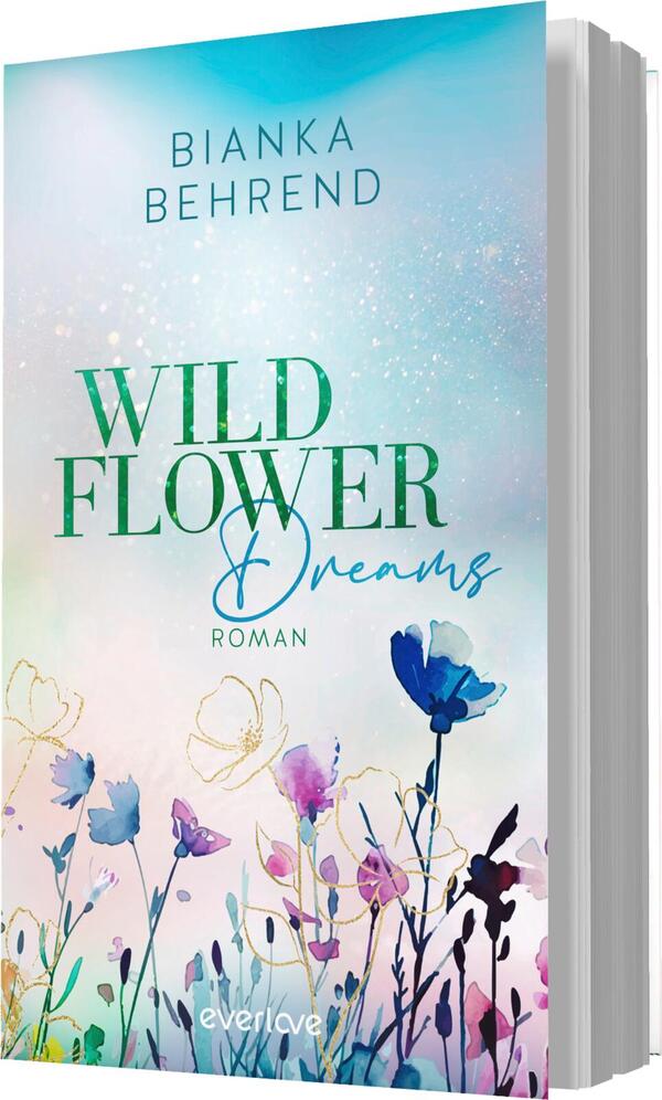 Das Buchcover zeigt einen sanften Farbverlauf in Blau- und Pastelltönen, der die Atmosphäre von Träumen und Natur vermittelt. Im Vordergrund sind filigrane Blüten in verschiedenen Farben, wie Rosa, Lila und Blau, dargestellt. Der Titel „WILD FLOWER Dreams“ ist in einer eleganten, geschwungenen Schriftart gehalten, während „ROMAN“ in klarer, schlichter Typografie darunter platziert ist. Oben steht der Name der Autorin Bianka Behrend.