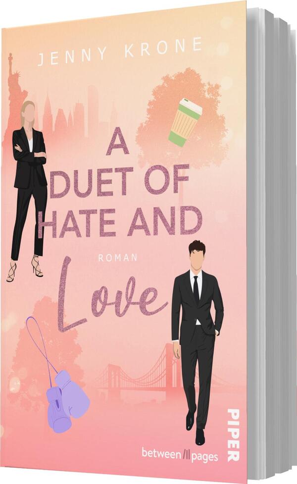 Das Buchcover zeigt einen sanften Farbverlauf in Rosatönen, der eine romantische Atmosphäre vermittelt. In der Mitte steht der Titel „A DUET OF HATE AND LOVE“ in verspielter Schrift. Der Name der Autorin, Jenny Krone, ist oben in einer klaren, modernen Schrift platziert. Zwei stilisierte Figuren, eine in schwarzem Anzug und eine in eleganter Kleidung, sind seitlich abgebildet. Im Hintergrund sind schemenhafte Silhouetten von Stadtlandschaften zu erkennen.