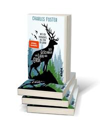 Bücherstapel des Buches „Der Geschmack von Laub und Erde“