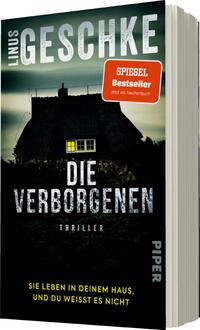 Das Buchcover zeigt ein düsteres, unscharfes Haus unter einem nebligen Himmel. Die Farben sind überwiegend in Schwarz, Grau und einem gedämpften Blau gehalten, was eine geheimnisvolle Atmosphäre schafft. Der Titel „DIE VERBORGENDEN“ ist in großen, weißen Buchstaben in der Mitte platziert, ergänzt durch das Wort „THRILLER“ in kleinerer Schrift darunter. Oben links steht „LINUS GESCHKE“ in hellem Grau, und ein Sticker für „SPIEGEL Bestseller“ hebt sich in leuchtendem Orange ab. Unter dem Titel befindet sich der Satz „SIE LEBEN IN DEINEM HAUS, UND DU WEISST ES NICHT“ in kleinerer Schrift.