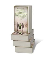 Bücherstapel des Buches „Die Zeitungsdynastie – Neue Freiheit“