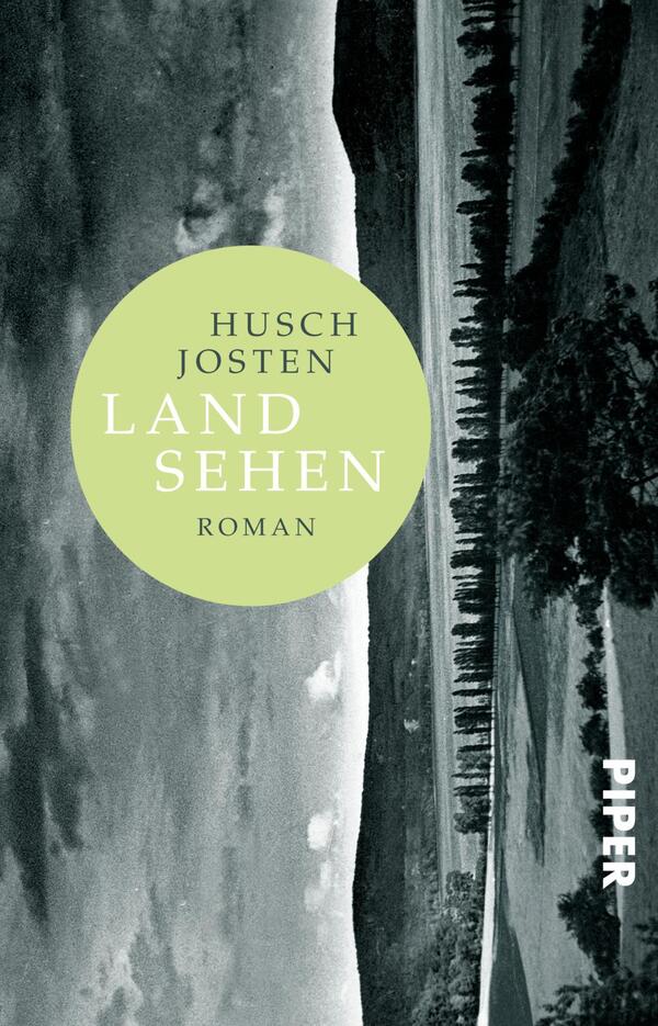 Das Buchcover zeigt einen monochromen Landschaftshorizont, der in Grautönen gehalten ist. In der Mitte des Covers befindet sich ein großer, rundlicher, mintgrüner Kreis mit der Aufschrift „LAND SEHEN“ in weißer, klarer Schrift. Oberhalb des Kreises steht der Name des Autors „HUSCH JOSTEN“ in einer schlichten Schrift. Unten ist das Wort „ROMAN“ ebenfalls in weißer Schrift platziert. Der Verlag „PIPER“ erscheint in der unteren rechten Ecke in schlichter, weißer Schrift auf einem vertikalen Streifen. Die Atmosphäre des Covers vermittelt eine ruhige, nachdenkliche Stimmung.
