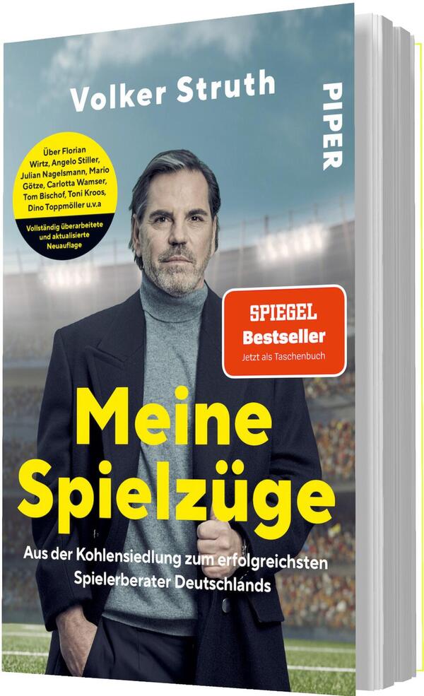 Das Buchcover zeigt ein Porträt von Volker Struth in einem sportlichen Umfeld, das im Hintergrund ein Stadion anzeigt. Er trägt einen dunklen Anzug und blickt direkt in die Kamera. Der Titel „Meine Spielzüge“ ist in großen, auffälligen gelben Buchstaben gestaltet. Oben sind der Name des Autors und das Verlagslogo in weißer Schrift platziert. Auf der rechten Seite befindet sich eine Auszeichnung „SPIEGEL Bestseller“ in einem weißen, hervorgehobenen Kästchen mit dem Zusatz „Jetzt als Taschenbuch“. Die Atmosphäre vermittelt Selbstbewusstsein und Erfolg.