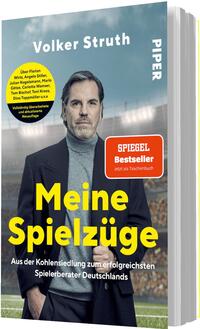 Das Buchcover zeigt ein Porträt von Volker Struth in einem sportlichen Umfeld, das im Hintergrund ein Stadion anzeigt. Er trägt einen dunklen Anzug und blickt direkt in die Kamera. Der Titel „Meine Spielzüge“ ist in großen, auffälligen gelben Buchstaben gestaltet. Oben sind der Name des Autors und das Verlagslogo in weißer Schrift platziert. Auf der rechten Seite befindet sich eine Auszeichnung „SPIEGEL Bestseller“ in einem weißen, hervorgehobenen Kästchen mit dem Zusatz „Jetzt als Taschenbuch“. Die Atmosphäre vermittelt Selbstbewusstsein und Erfolg.