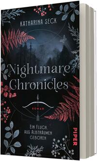 Das Buchcover zeigt einen dunklen, nebligen Waldhintergrund in Blau- bis Schwarztönen, darüber silbrig-weiße Schrift „Nightmare Chronicles“ und oben der Autorname „Katharina Seck“. Rote Farbakzente bilden gefiederte Farne und Beerenranken, silbrig filigrane Blattmotive rahmen das Bild. Untertitel in kleinerer Schrift: „Ein Fluch aus Albträumen geboren“, dazu das Wort „ROMAN“ über einem stilisierten Pfeilmotiv. Verlagslogo wurde ausgelassen.