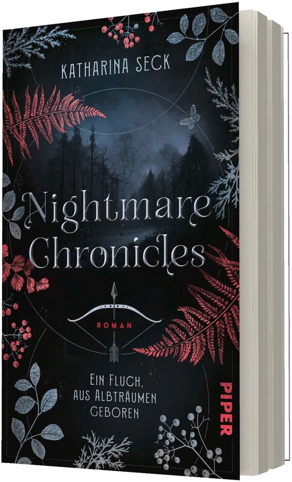 Das Buchcover zeigt einen dunklen, nebligen Waldhintergrund in Blau- bis Schwarztönen, darüber silbrig-weiße Schrift „Nightmare Chronicles“ und oben der Autorname „Katharina Seck“. Rote Farbakzente bilden gefiederte Farne und Beerenranken, silbrig filigrane Blattmotive rahmen das Bild. Untertitel in kleinerer Schrift: „Ein Fluch aus Albträumen geboren“, dazu das Wort „ROMAN“ über einem stilisierten Pfeilmotiv. Verlagslogo wurde ausgelassen.
