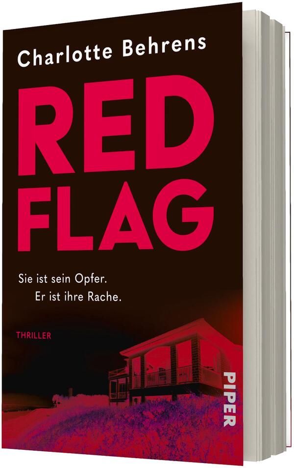 Das Buchcover zeigt einen dunkelbraunen bis schwarzen Hintergrund mit großflächigem, leuchtend roten Schriftzug „RED FLAG“ in großer Blockschrift; oben steht in weiß „Charlotte Behrens“. Untertitel in weiß: „Sie ist sein Opfer. Er ist ihre Rache.“ Unten rechts eine in Rottönen gehaltene, leicht abstrahierte Haus-Silhouette; rechts vertikal der Verlagsname „PIPER“. Atmosphärisch bedrohlich und kontrastreich.