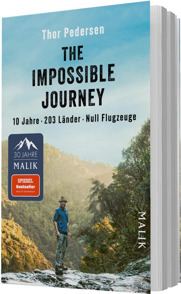 Das Buchcover zeigt eine beeindruckende Landschaft mit grünen Hügeln und einem klaren Himmel. Ein Abenteurer in blauer Kleidung steht im Vordergrund und blickt auf die Weite. Der Titel „THE IMPOSSIBLE JOURNEY“ ist in großen, schwarzen Buchstaben zentral platziert, während der Untertitel „10 Jahre - 203 Länder - Null Flugzeuge“ darunter steht. In einer roten Box befindet sich der Hinweis „SPIEGEL Bestseller“, und das Wort „MALIK“ ist am unteren Rand des Covers zu sehen. Die Atmosphäre vermittelt Abenteuerlust und Entdeckergeist.