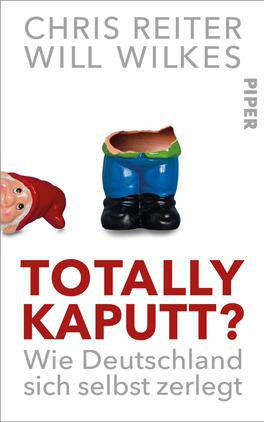 Das Buchcover zeigt einen humorvollen und leicht zynischen Ansatz zur Thematik Deutschlands. Im Vordergrund sind die oberen Teile einer zerbrochenen Gartenzwergfigur und ein blauer Beinkleid zu sehen. Der Titel „TOTALLY KAPUTT?“ ist in großen, roten Buchstaben hervorgehoben, während der Untertitel „Wie Deutschland sich selbst zerlegt“ darunter in grauer Schrift steht. Oben ist der Autorenname „CHRIS REITER“ und „WILL WILKES“ in einer klaren, schlichten Schrift angeordnet, mit dem Verlagsnamen „PIPER“ in kleinerer, vertikaler Anordnung. Der Hintergrund ist in einem einfachen, weißen Farbton gehalten, was die zentralen Elemente betont.