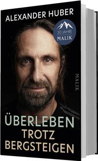Das Buchcover zeigt ein großformatiges Porträt von Alexander Huber, halbnah, lichtbetont mit braunem Bart und zurückgebundenem Haar vor schwarzem Hintergrund. Oben steht der Autorname „ALEXANDER HUBER“ in weißer Großschrift; darunter der Titel „ÜBERLEBEN“ in mintgrün, gefolgt von „TROTZ BERGSTEIGEN“ in hellrosa/beige, beide groß und serifenlos. Die Stimmung wirkt ernst, nahbar und widerstandsfähig.