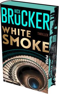Das Buchcover zeigt eine spiralförmige Treppe von oben gesehen, in deren Zentrum ein dunkler, kreisförmiger Abgrund liegt; oben dominieren große türkisfarbene Schriftzüge „BRÜCKER“ und kleiner „NICK“, darunter in goldener, blockiger Schrift „WHITE SMOKE“, rechts oben klein „THRILLER“ und rechts senkrecht der Verlagsname „PIPER“. Farbton: schwarz, türkis, gold und beige; Atmosphäre: düster, spannungsgeladen.