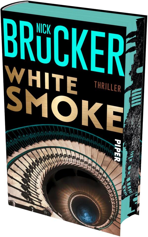Das Buchcover zeigt eine spiralförmige Treppe von oben gesehen, in deren Zentrum ein dunkler, kreisförmiger Abgrund liegt; oben dominieren große türkisfarbene Schriftzüge „BRÜCKER“ und kleiner „NICK“, darunter in goldener, blockiger Schrift „WHITE SMOKE“, rechts oben klein „THRILLER“ und rechts senkrecht der Verlagsname „PIPER“. Farbton: schwarz, türkis, gold und beige; Atmosphäre: düster, spannungsgeladen.