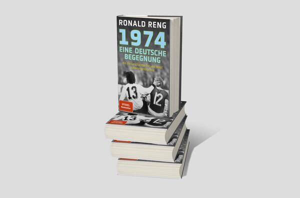 Bücherstapel des Buches „1974 – Eine deutsche Begegnung“