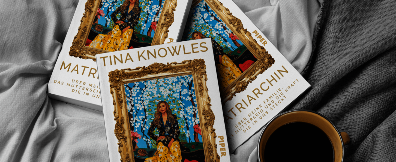 3 Bücher von „Matriarchin“ liegen auf einer grauene Decke; daneben steht eine Tasse Kaffee