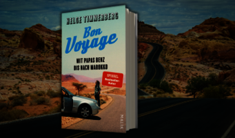 Cover „Bon Voyage“, auf dem Helge Timmerberg vor seinem Auto zu ist; Im Hintergrund schlängelt sich eine Straße durch Berge