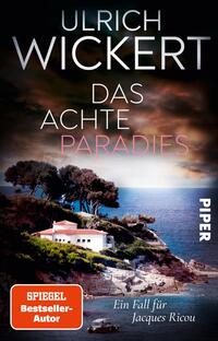 Das Buchcover zeigt eine dramatische Küstenlandschaft mit einem weißen Gebäude, umgeben von üppigem Grün und einem tiefblauen Meer. Der Himmel ist in dunklen Tönen gehalten, die eine spannungsgeladene Atmosphäre erzeugen. Der Titel „DAS ACHTE PARADIES“ steht in großen, modernen Buchstaben, wobei „PARADIES“ in einem sanften Rosaton hervorgehoben ist. Der Autor „ULRICH WICKERT“ ist oben platziert. Unten links befindet sich ein rotes Kästchen mit dem Text „SPIEGEL Bestseller-Autor“ und am unteren Rand der Hinweis „Ein Fall für Jacques Ricou“.