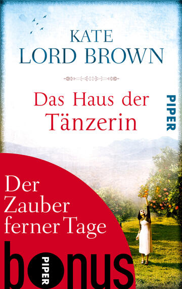 Das Buchcover zeigt eine malerische Landschaft mit sanften Hügeln und einem hellen, klaren Himmel. Im Vordergrund steht eine tanzende Frau in einem weißen Kleid, umgeben von blühenden Bäumen. Oberhalb der Figur sind der Titel „Das Haus der Tänzerin“ in roter Schrift und die Autorin „Kate Lord Brown“ in blauer Schrift platziert. Links unten befindet sich ein rotes Banner mit dem Text „Der Zauber ferner Tage“ und dem Wort „bonus“ in kleinerer Schrift. Die Atmosphäre wirkt einladend und träumerisch.
